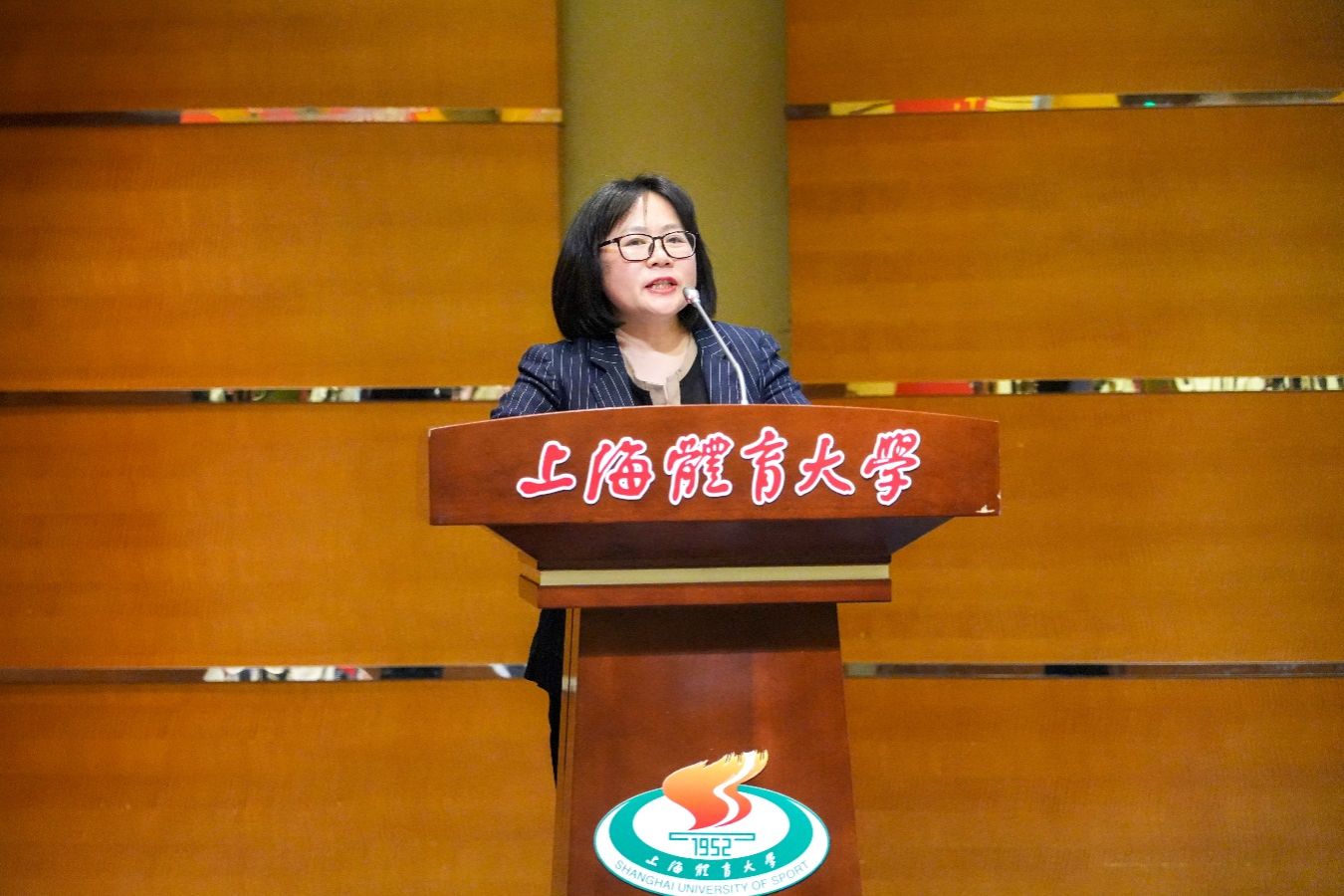图片包括 室内, 人, 女人, 桌子形貌已自动天生