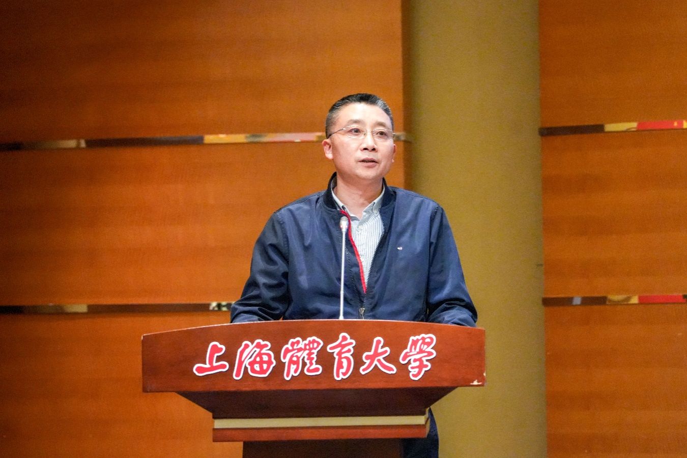 男子站在桌子上低可信度形貌已自动天生