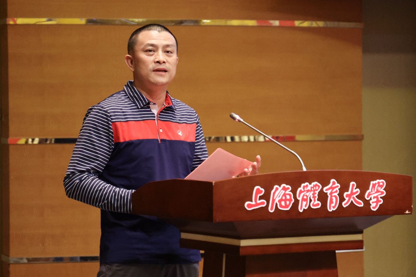 女人站在钢琴前中度可信度形貌已自动天生