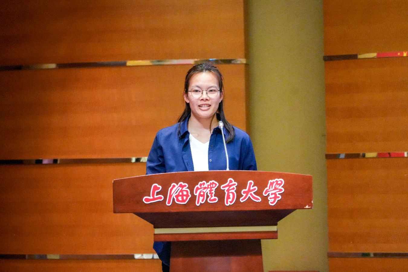钢琴前的人低可信度形貌已自动天生