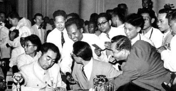 △周总理在给表国的辅导和记者署名